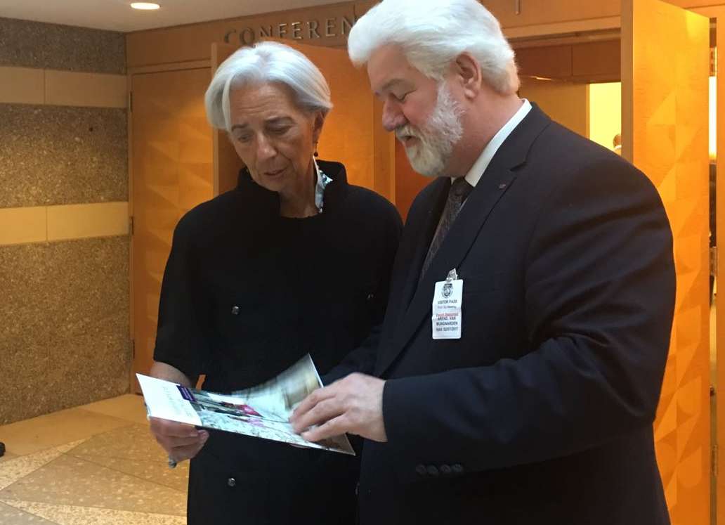 IMF director Christine Lagarde ontvangt CNV gids geweld op de werkplek van CNV Vicevoorzitter Arend van Wijngaarden
