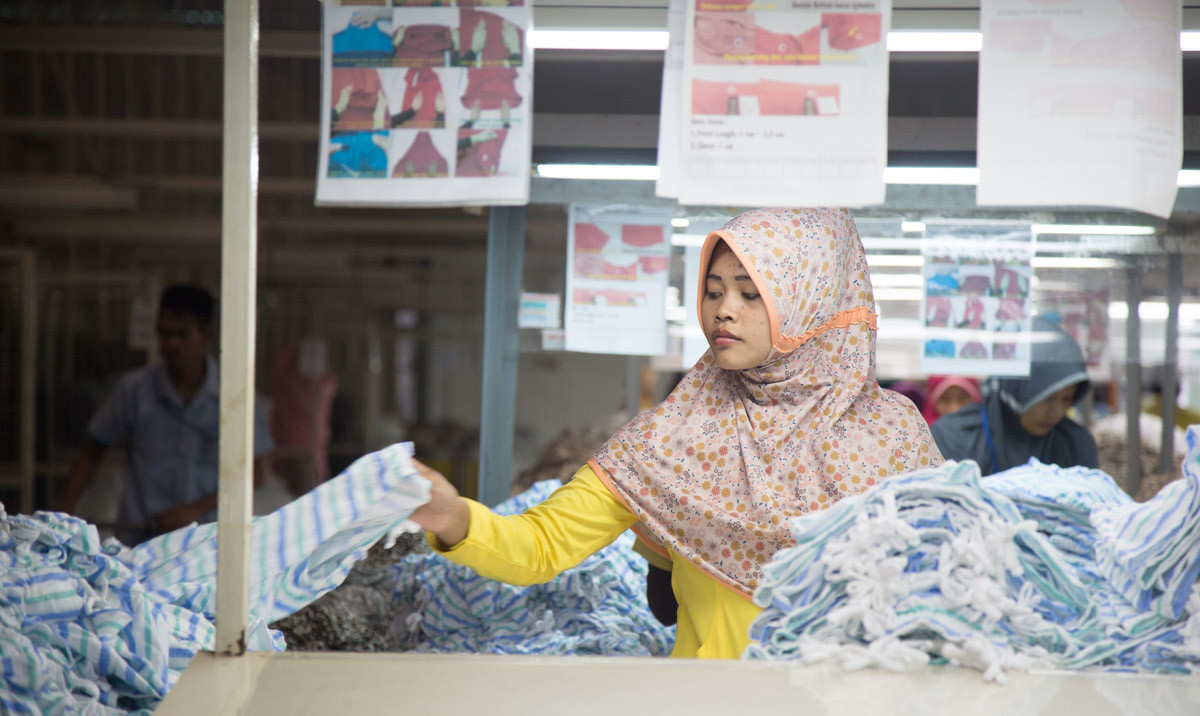 Vrouwelijke kledingarbeider uit Indonesië