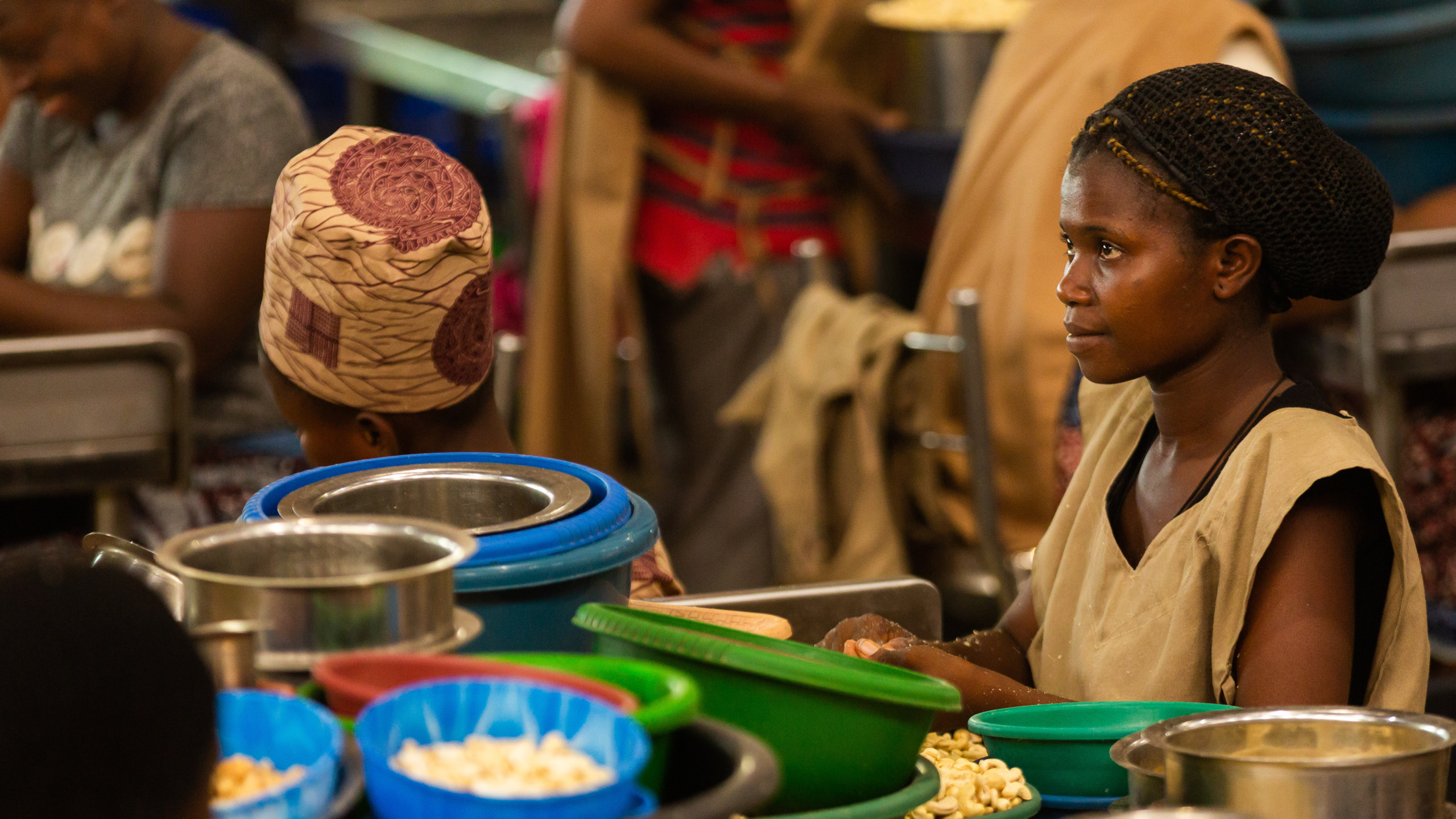 Meisje werkt in cashewfabriek in Afrika